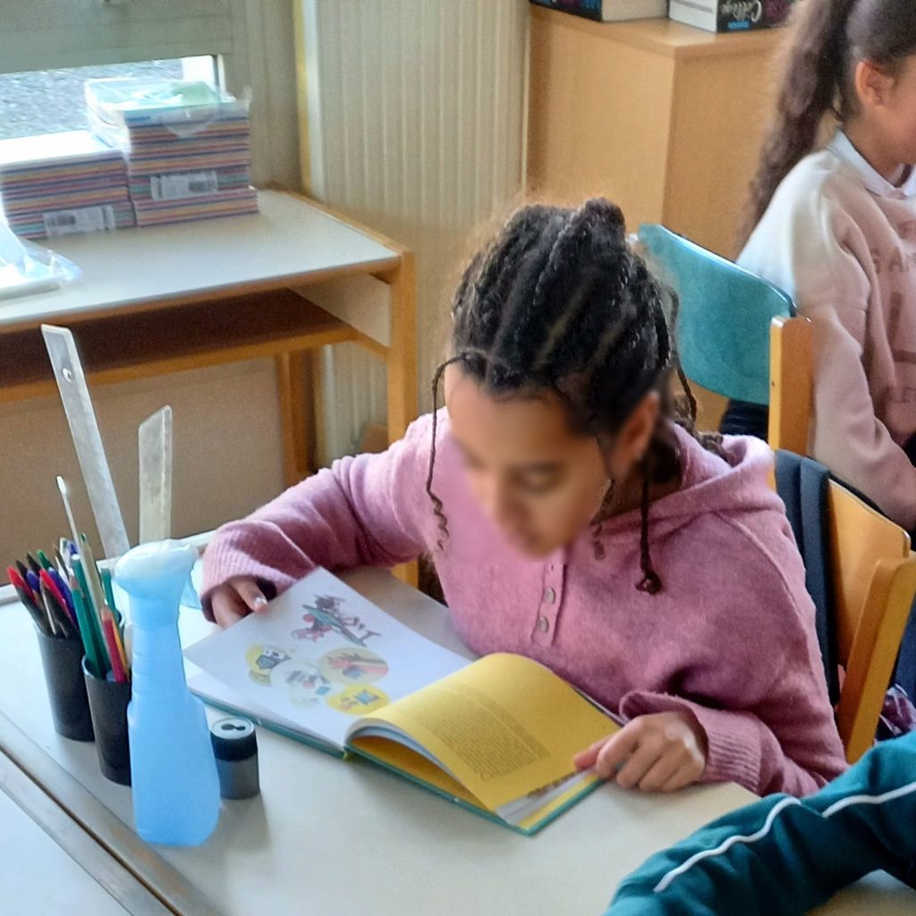 Smartphone Ban Study: What Teachers Are Seeing in Class Students in a bright classroom learning without smartphones on their desks
